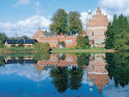 Отель Broholm Castle Gudme Экстерьер фото